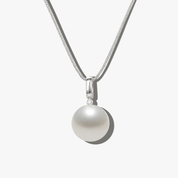 18k white gold  diamond  with freshwater pearl