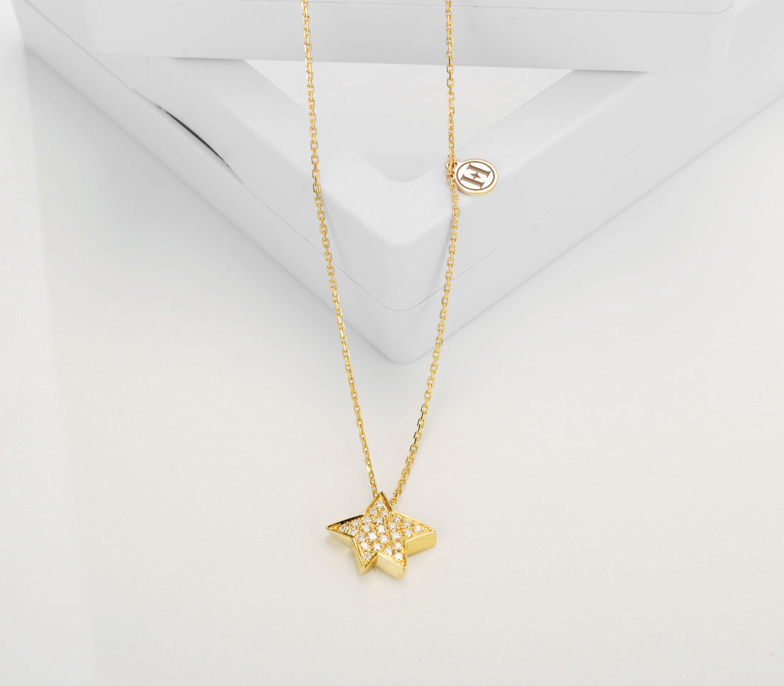 18k yellow gold star necklace with daimond